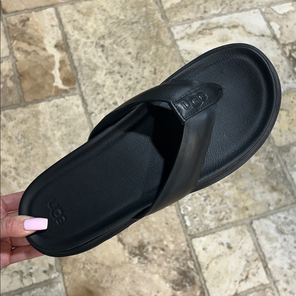 UGG Men's Capitola Leather Flip Flop - Picture 4 of 12
